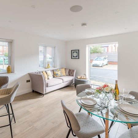 Pass The Keys Contemporary Apartment With Secure Parking Шрусбъри Екстериор снимка