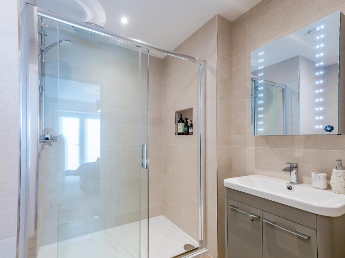 Pass The Keys Contemporary Apartment With Secure Parking Шрусбъри Екстериор снимка