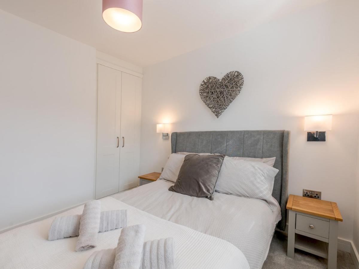 Pass The Keys Contemporary Apartment With Secure Parking Шрусбъри Екстериор снимка