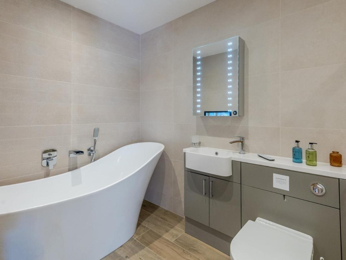 Pass The Keys Contemporary Apartment With Secure Parking Шрусбъри Екстериор снимка