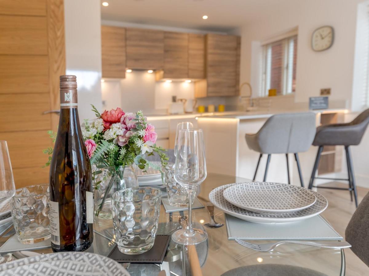 Pass The Keys Contemporary Apartment With Secure Parking Шрусбъри Екстериор снимка