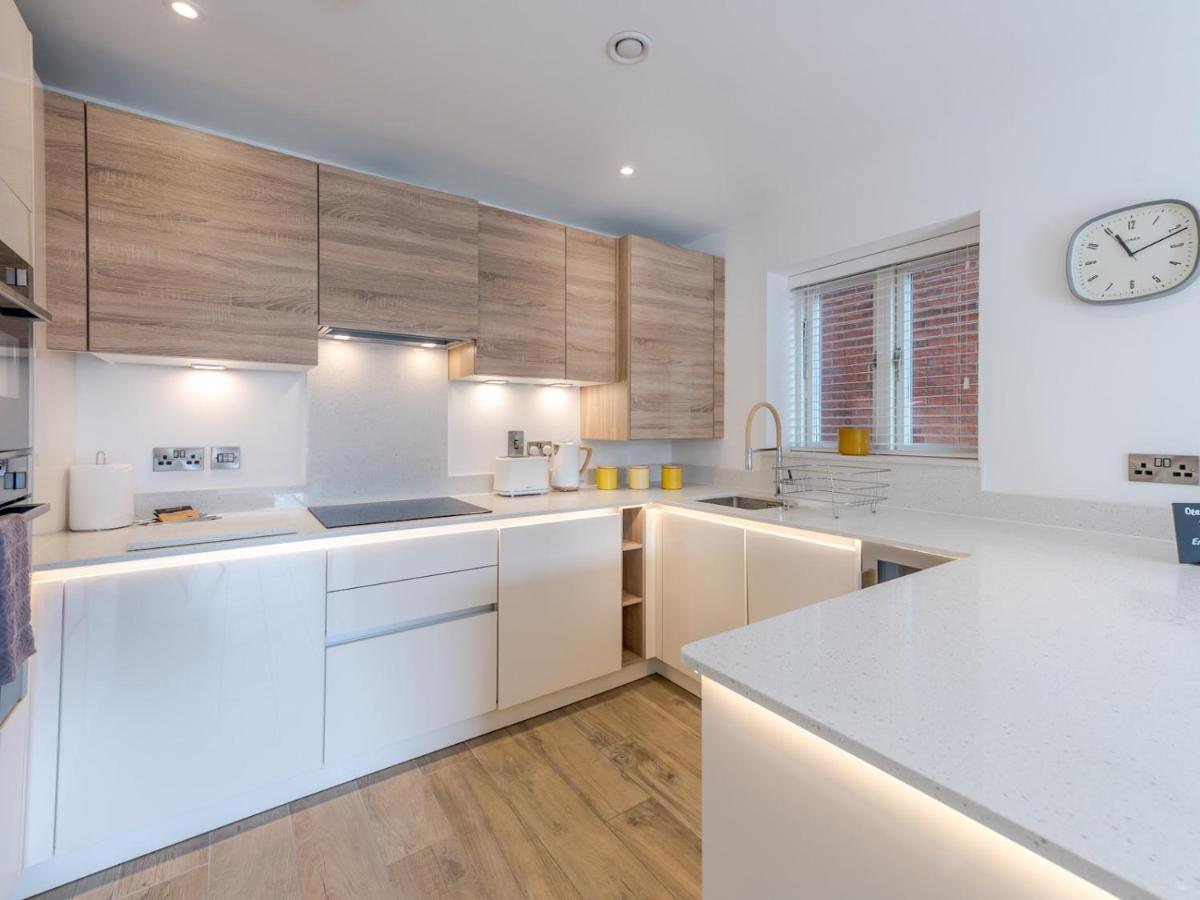 Pass The Keys Contemporary Apartment With Secure Parking Шрусбъри Екстериор снимка