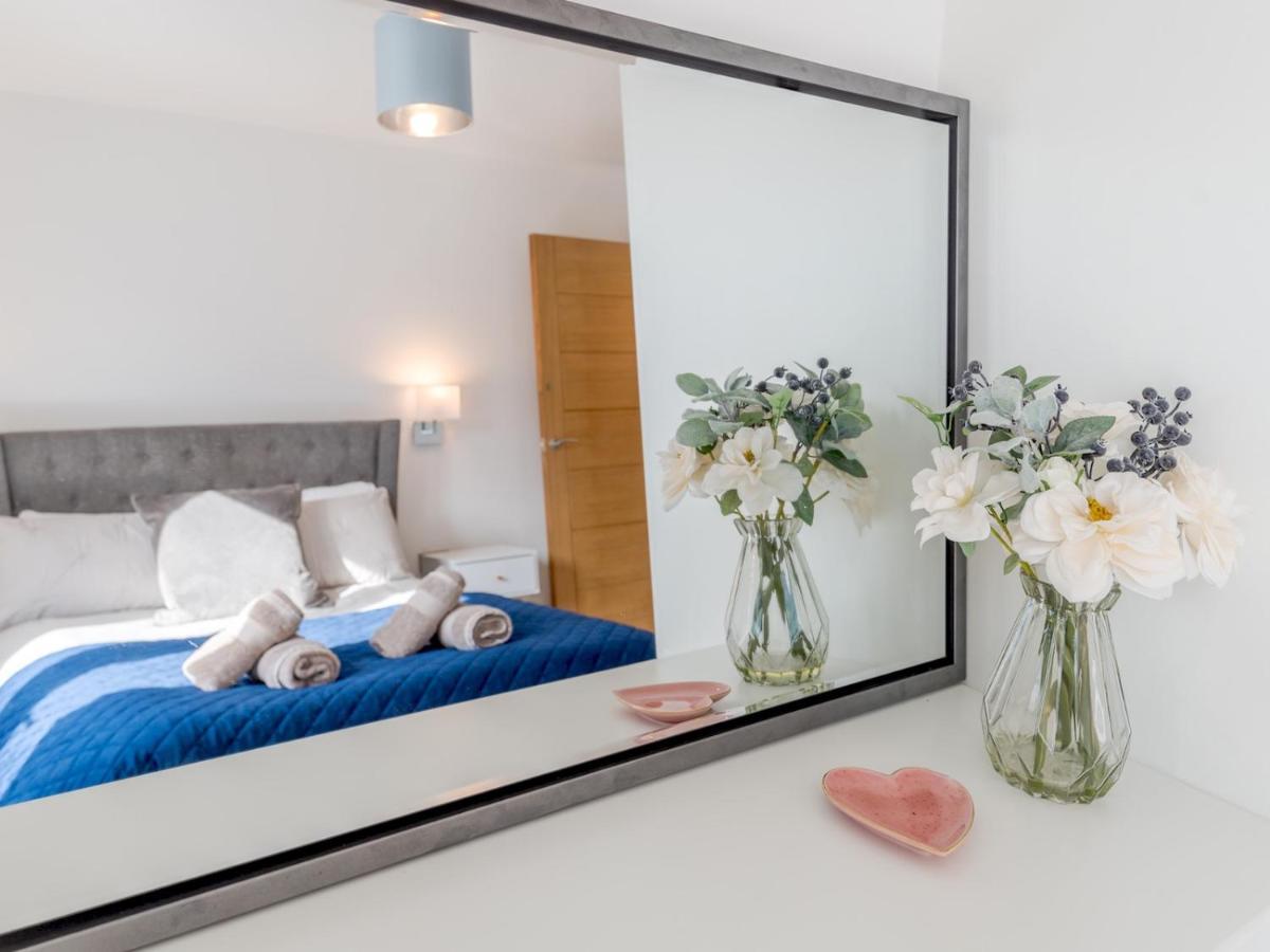 Pass The Keys Contemporary Apartment With Secure Parking Шрусбъри Екстериор снимка